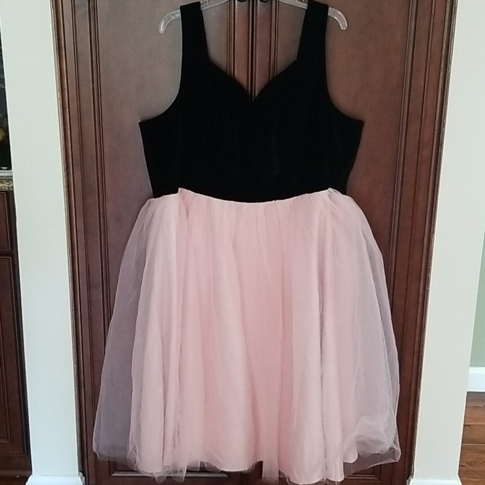 Isla Swing Dress Black Pink Collectif US 22 UK 26